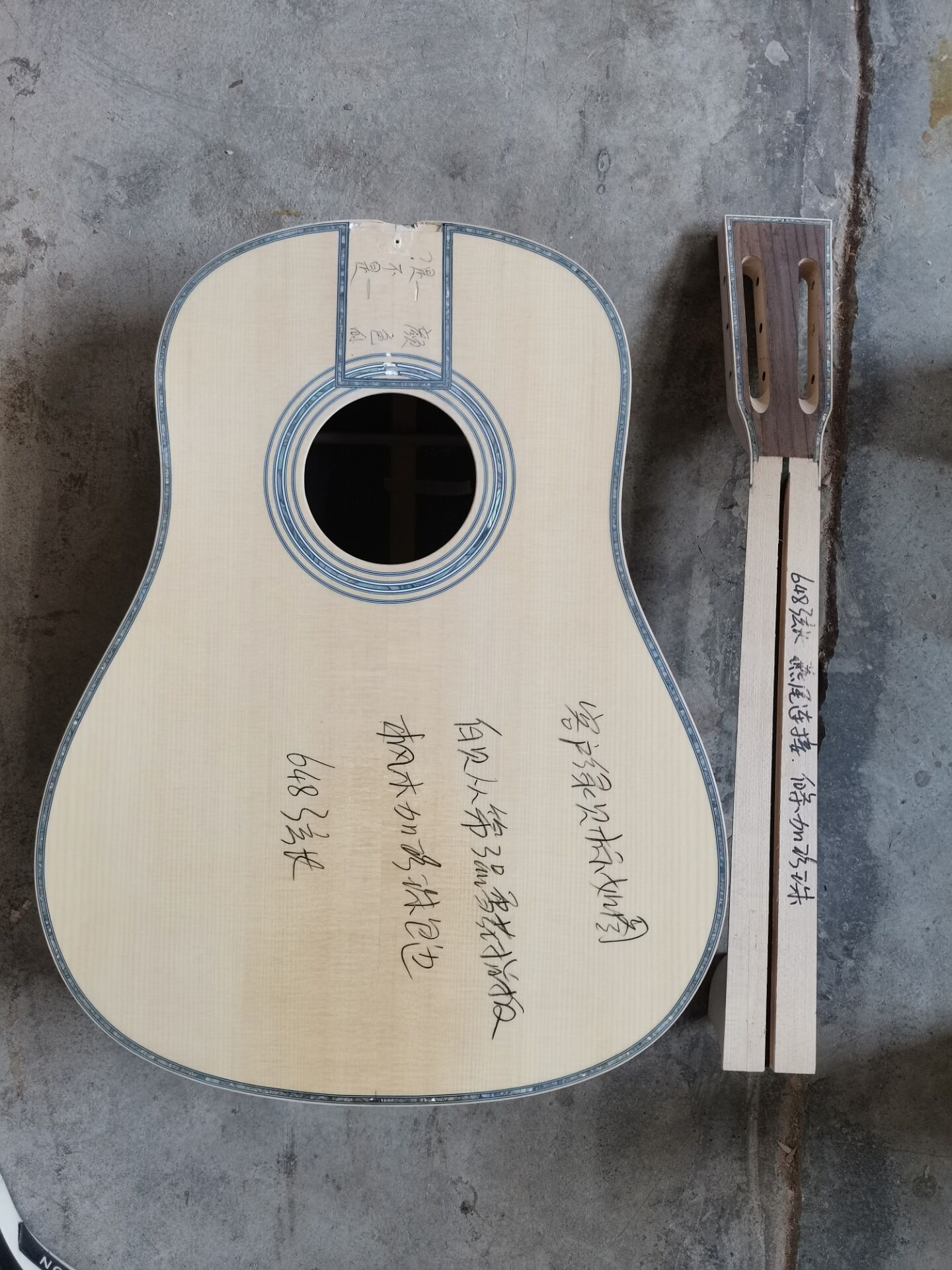 slope-Shoulder-Naturblond-Folk-Gitarre mit Schlitzkopf, handgefertigt – Die klassische Schönheit