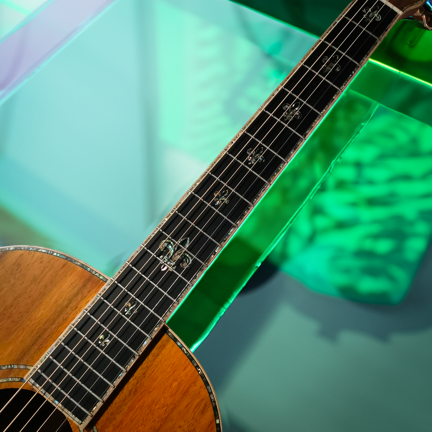The Beauty Koa: Handgefertigte OOO-Gitarre aus massivem Koa