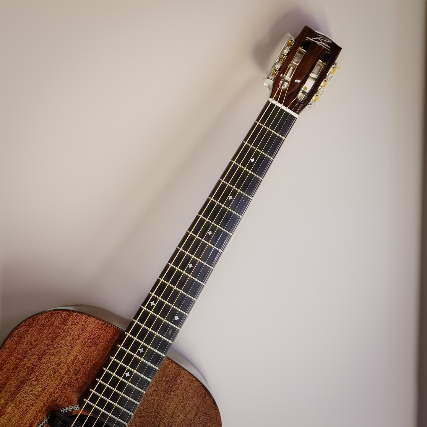 BY-OM-M2: Maßgefertigte, handgefertigte OM-Gitarre aus massivem Mahagoni