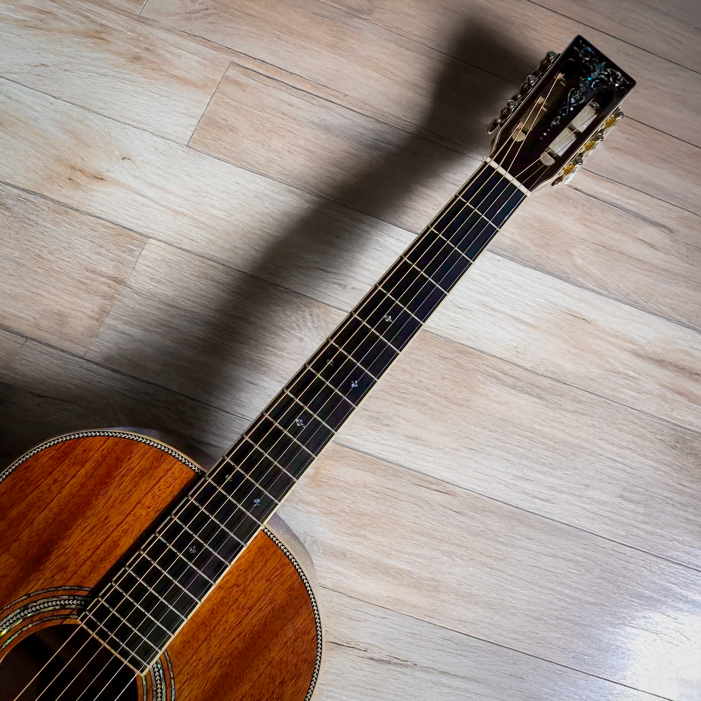 Die Mahagoni-Holz 000 12-Bund Akustik-E-Gitarre – komplett massiv aus honduranischem Holz