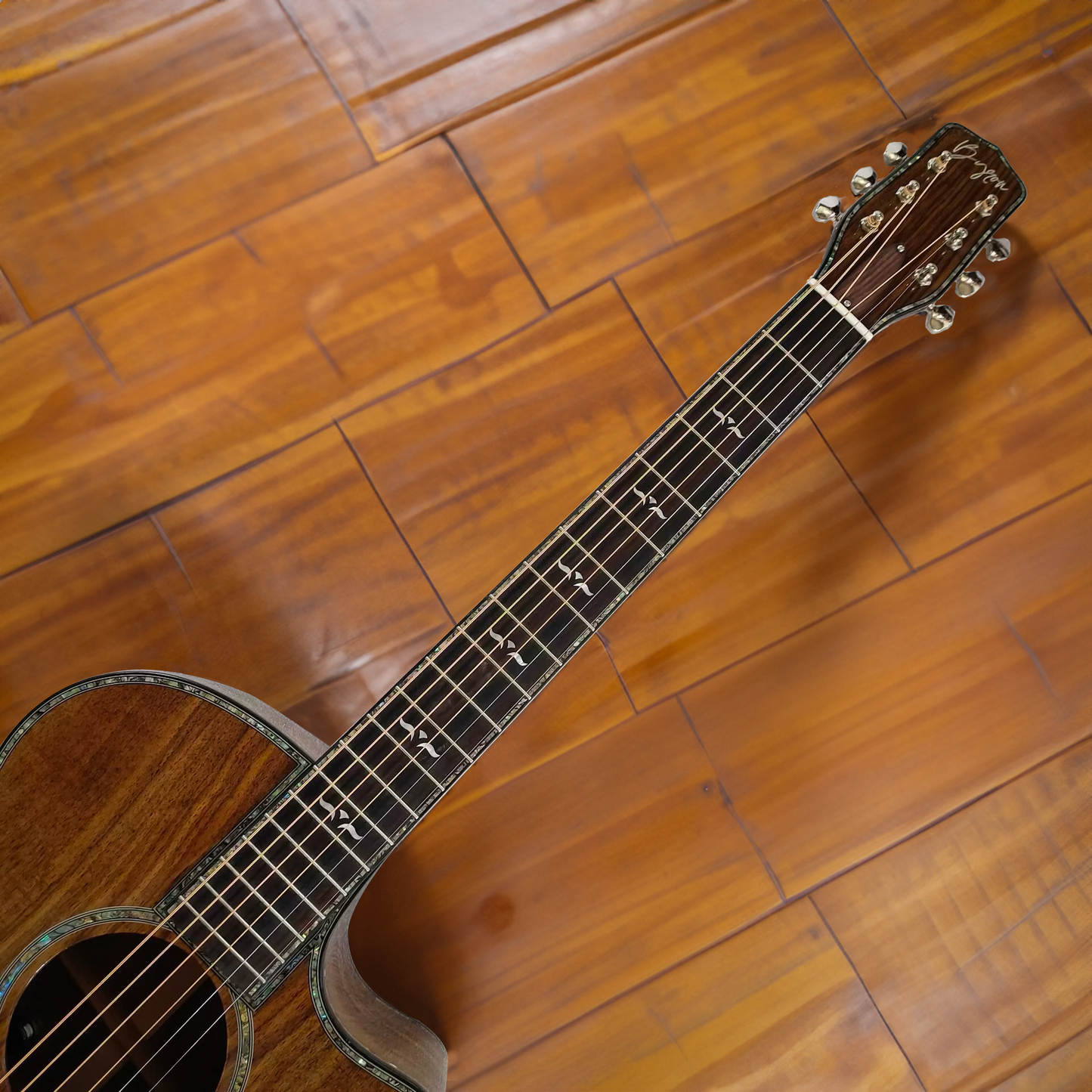 Byron Custom Shop All-Walnuss Cutaway-Gitarre mit Transakustik-Grand Auditorium
