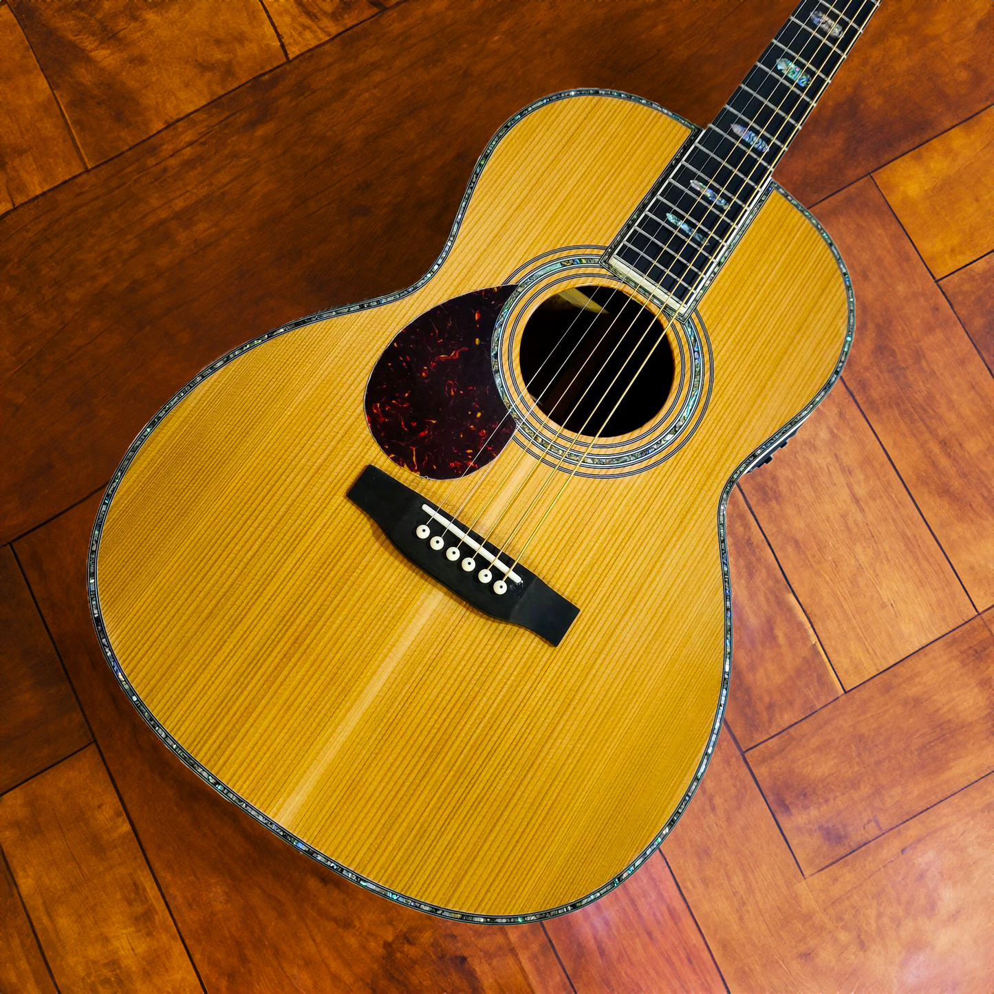 Byron OOO45C Linkshänder Akustik-Elektro-Gitarre aus massiver Zeder