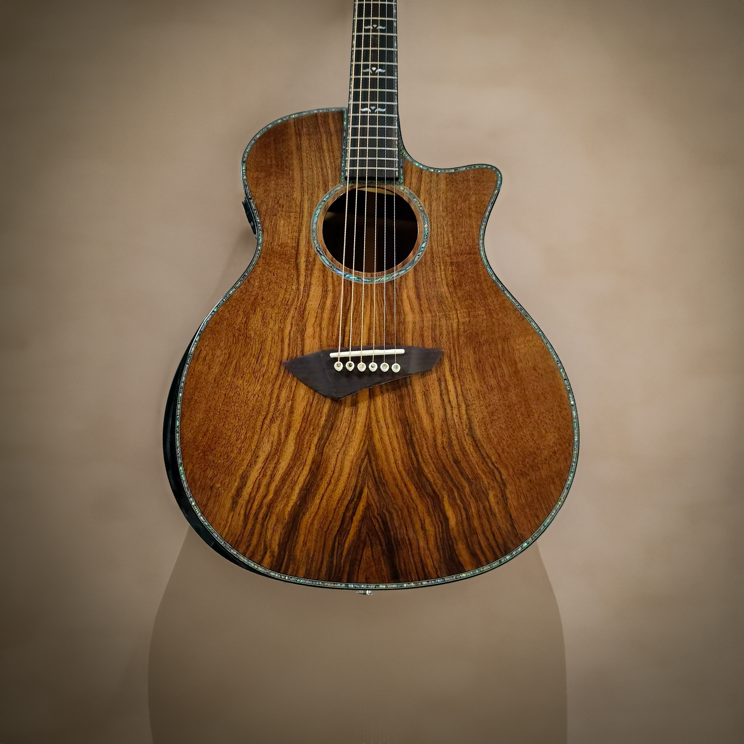 Byron Custom Shop All-Walnuss Cutaway-Gitarre mit Transakustik-Grand Auditorium