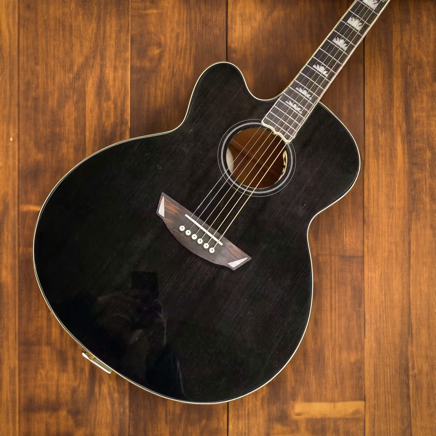 Jumbo-Korpus Linkshänder-Gitarre mit maßgeschneiderter Flammahorn-Cutaway