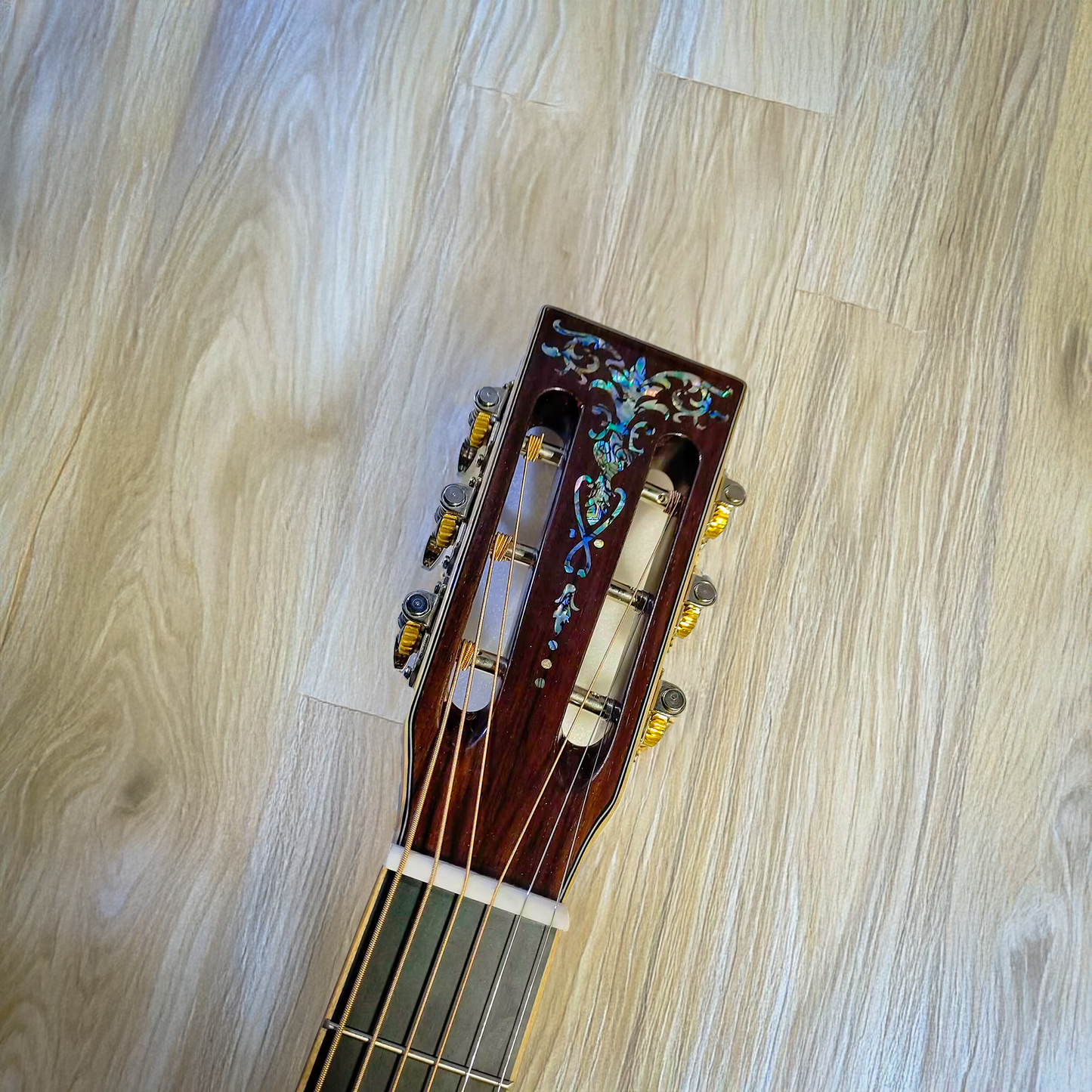Die Mahagoni-Holz 000 12-Bund Akustik-E-Gitarre – komplett massiv aus honduranischem Holz