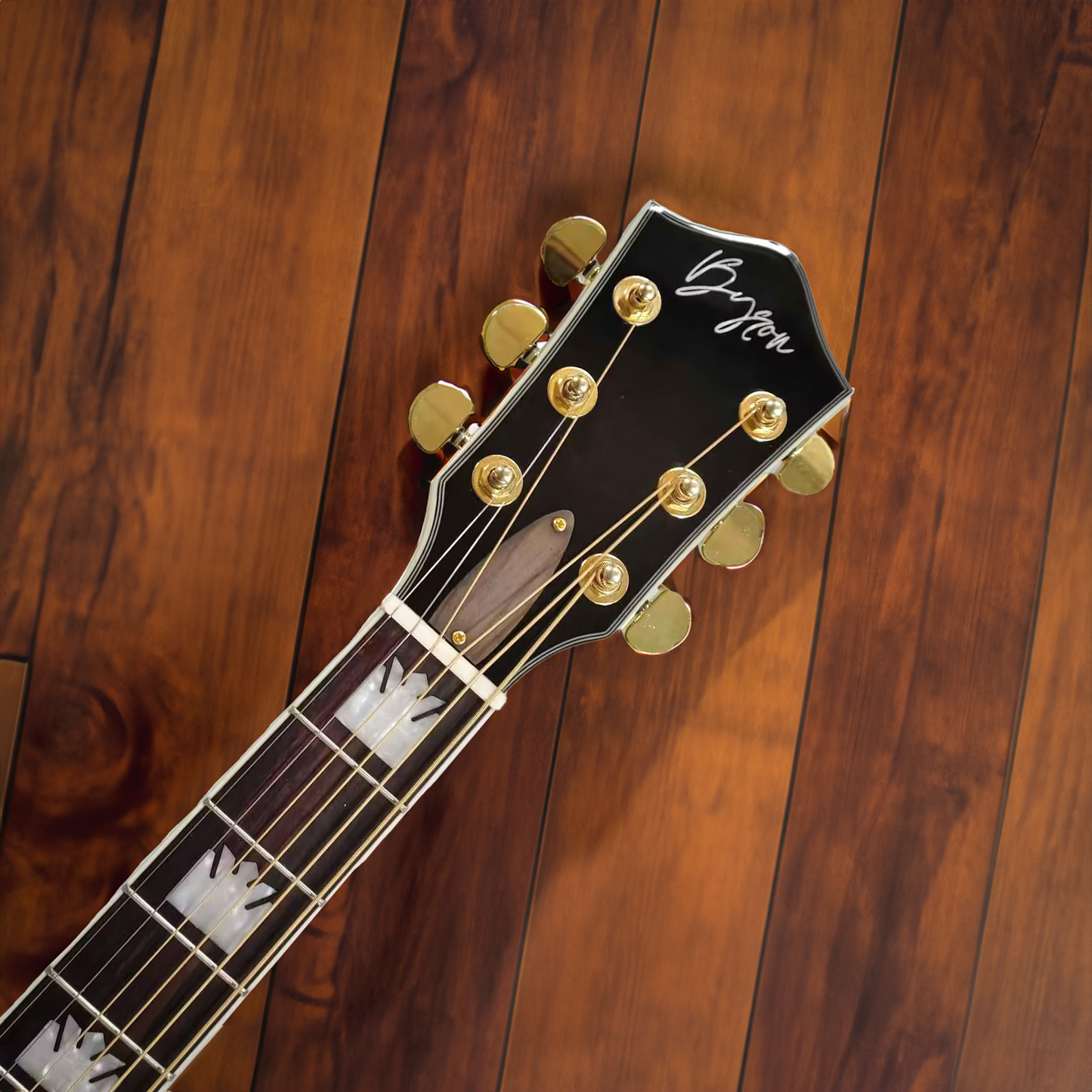 Jumbo-Korpus Linkshänder-Gitarre mit maßgeschneiderter Flammahorn-Cutaway
