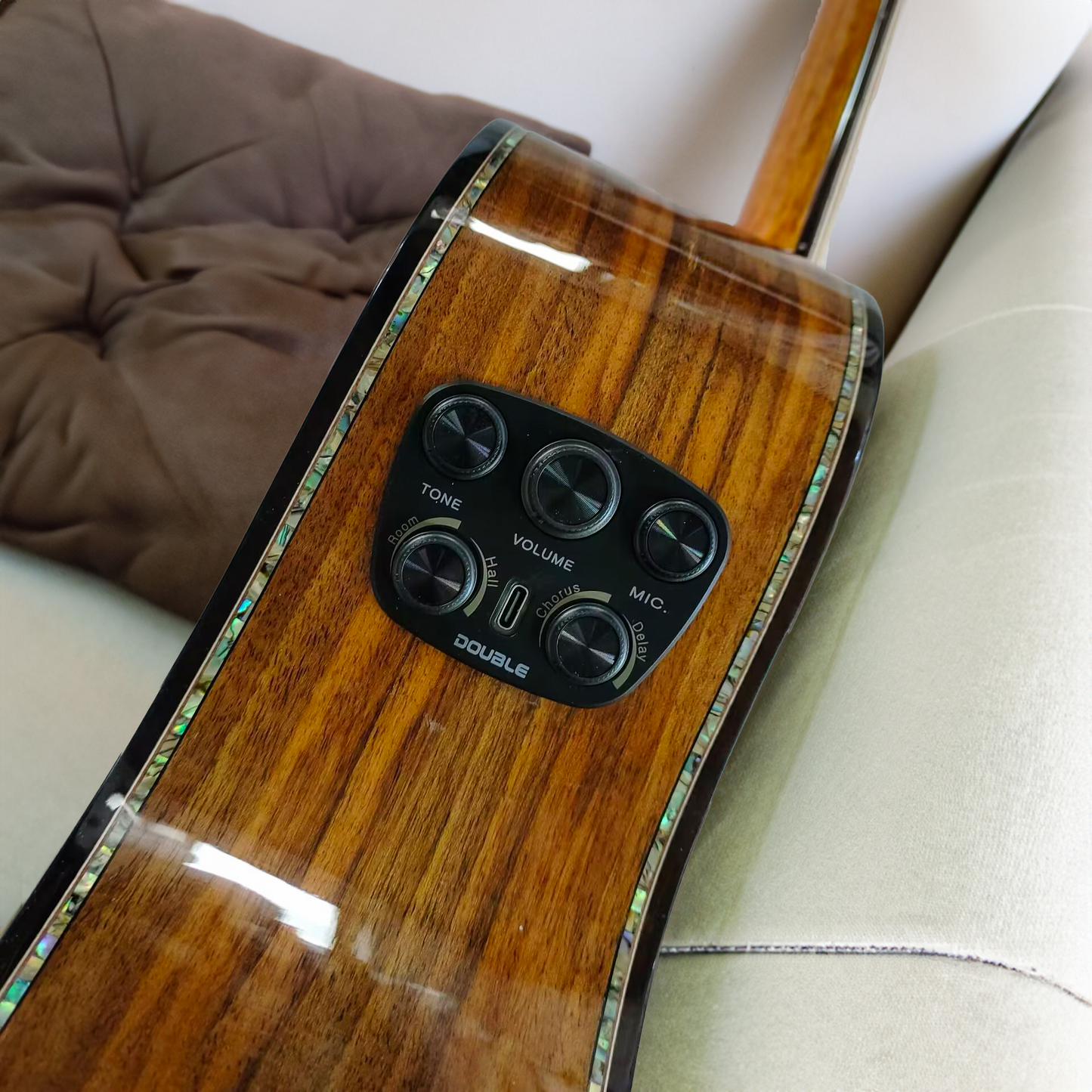 Byron Custom Shop All-Walnuss Cutaway-Gitarre mit Transakustik-Grand Auditorium