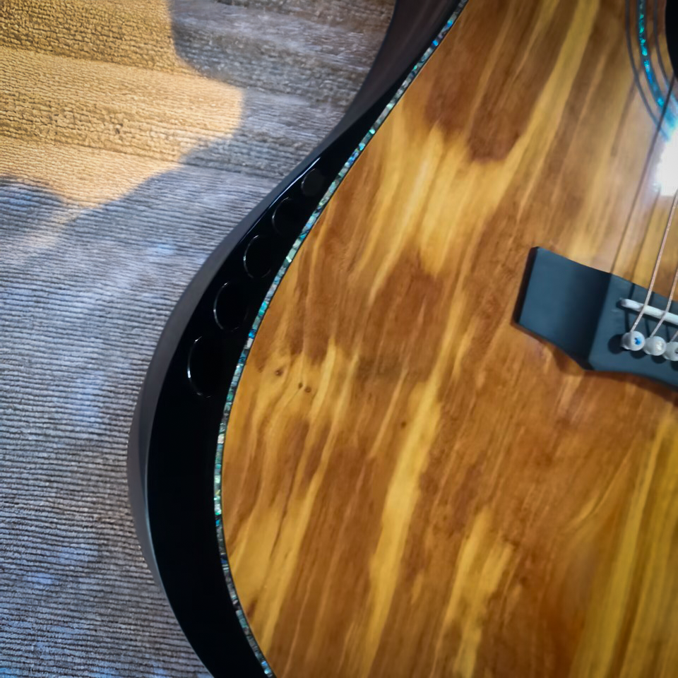 Byron Dreadnought Gitarre in voller Größe aus Olivenholz mit Armauflage & Beinauflage