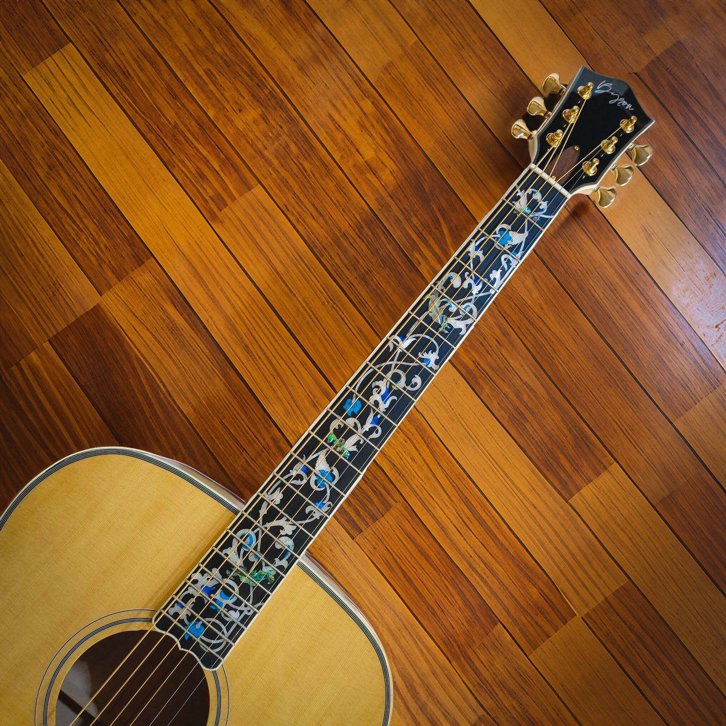 Byron Jumbo Jen Modell Gitarre