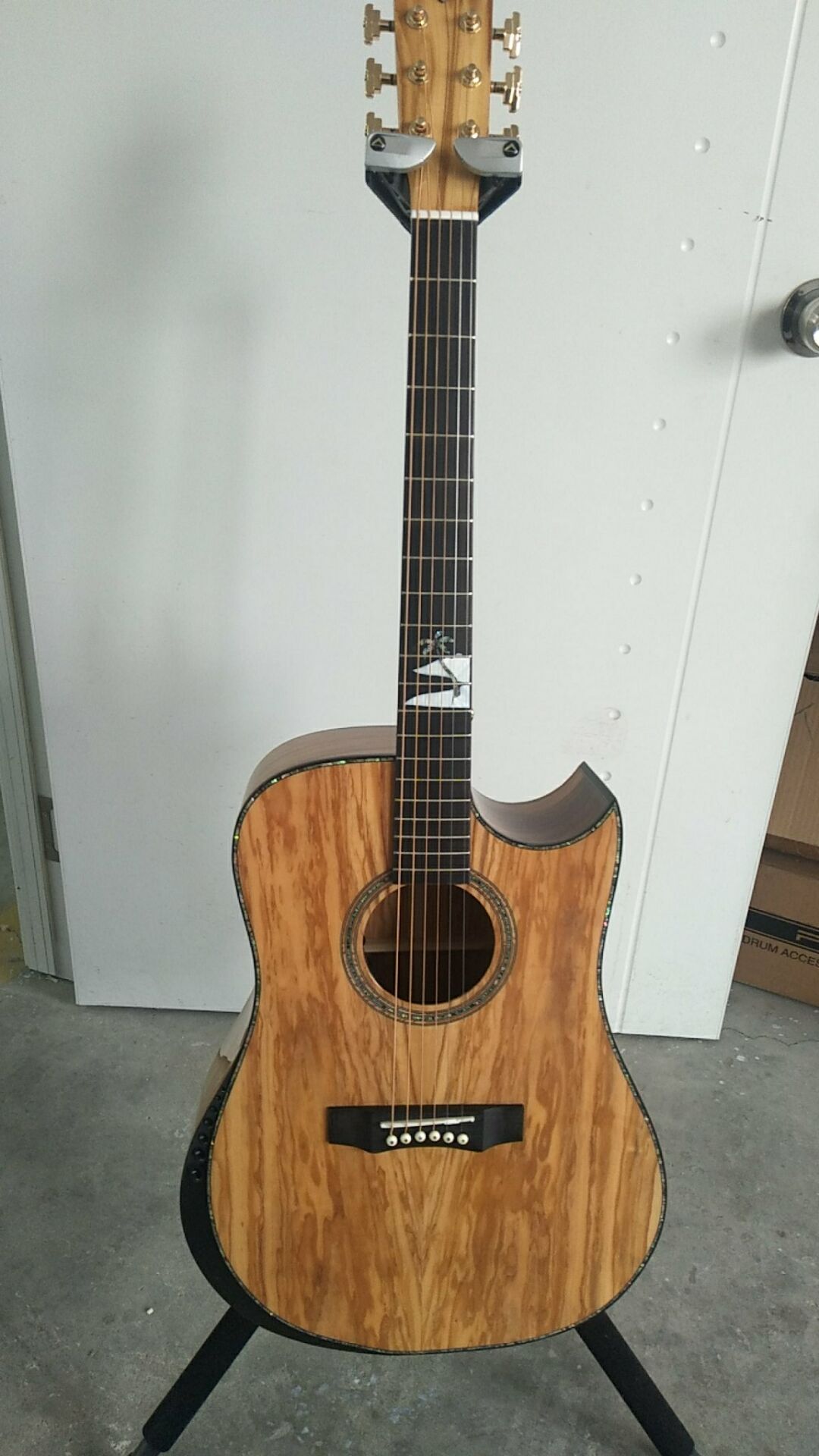 C-Custom-C Olivewood. guitar with hardcase